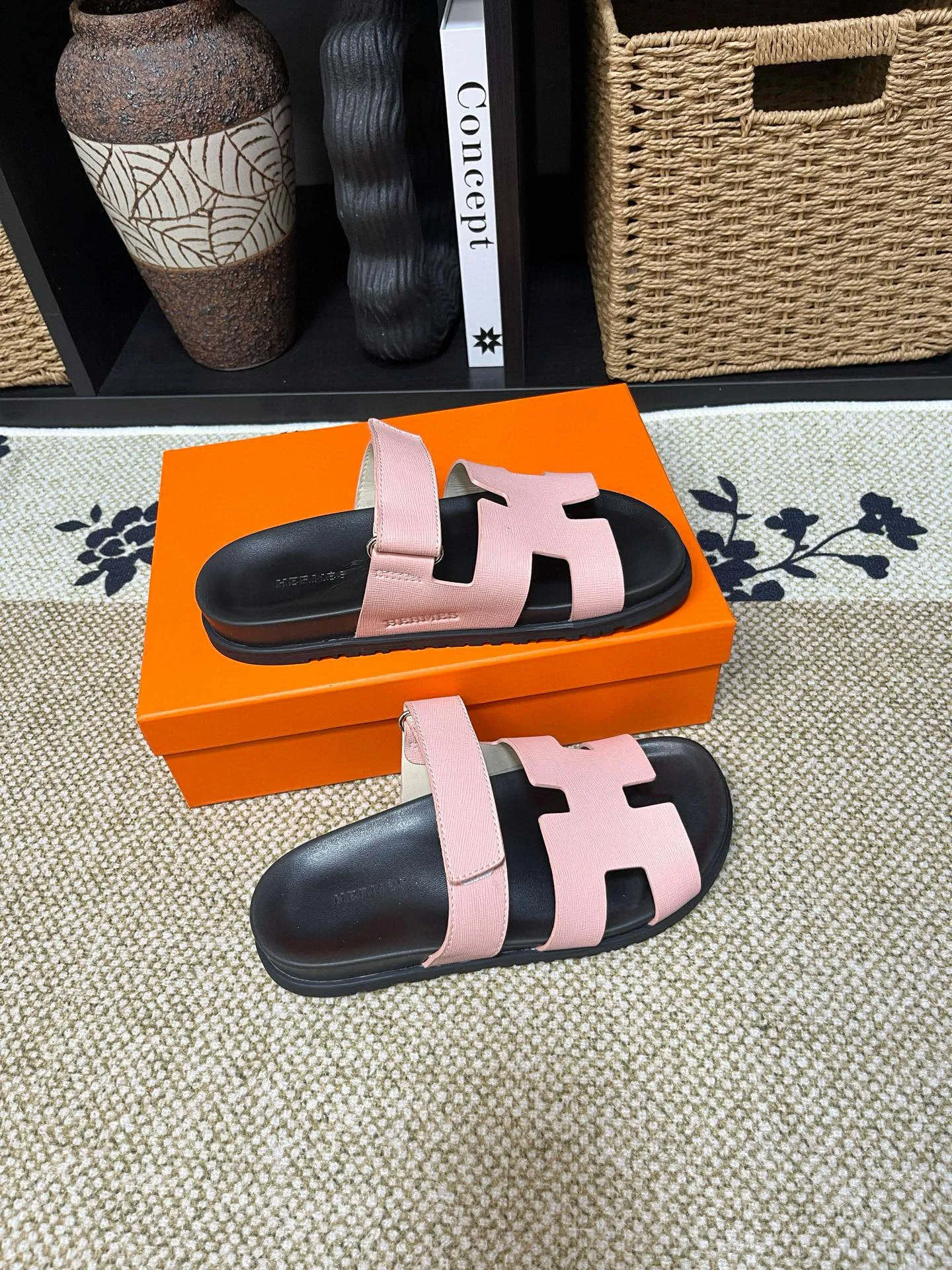 P300 Long-term stock Hermes men’s Kazimir slippers for couples - top quality woven calfskin functional sandals with intertwined uppers inspired by the “H” iconic pattern to create a casual look, perfect for summer. Imported cowhide + cowhide lining + TUP outsole Size: 35-46